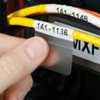 Un técnico aplica una etiqueta autolaminable Brady a un cable de datos para identificar su propósito.