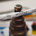 Un primer plano de una etiqueta de alta temperatura de Brady, con texto 