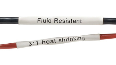 Cables rojos y negros identificados con etiquetas blancas PermaSleeve.