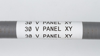 Una etiqueta blanca en un conducto, que dice 