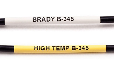 Dos cables negros, uno etiquetado con una etiqueta PermaSleeve blanca y otro con una etiqueta PermaSleeve amarilla.