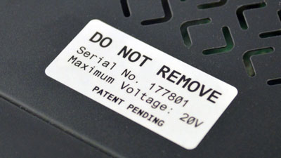 Una etiqueta blanca que dice 