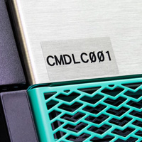 Una etiqueta transparente con texto negro en un componente.