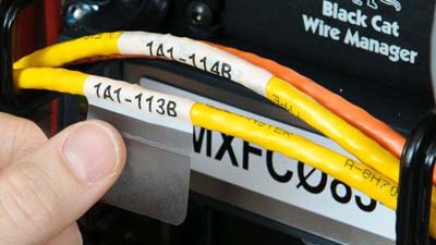 Etiquetas con adhesivo fuerte envueltas alrededor de los cables.