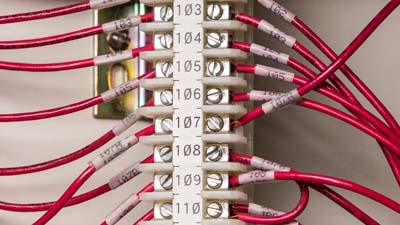 Un bloque de terminales con cada cable etiquetado.