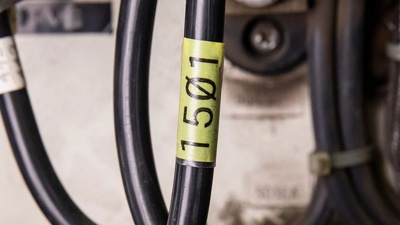 Una etiqueta de vinilo envolvente que identifica un cable.