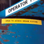 Una etiqueta de seguridad amarilla aplicada a un equipo para advertir a los trabajadores de un peligro.