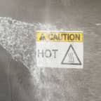 Una etiqueta aplicada a una pieza de equipo que se rocía para limpiarla.