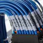 Un conjunto de cables con etiquetas blancas.