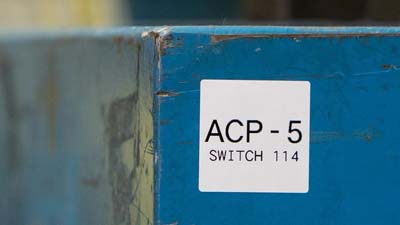 Una etiqueta blanca en un equipo que dice 