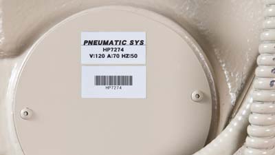 Dos etiquetas de poliéster multiusos Brady aplicadas a un equipo para ayudar a identificarlo y rastrearlo.