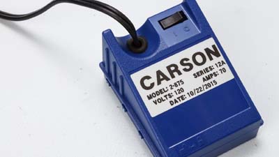 Una etiqueta metalizada con acabado mate de Brady en un dispositivo eléctrico que identifica su voltaje y amperaje.