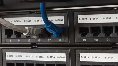 Varias etiquetas de tira para paneles de conexión Brady que identifican los puertos de un panel de conexión para una fácil identificación.