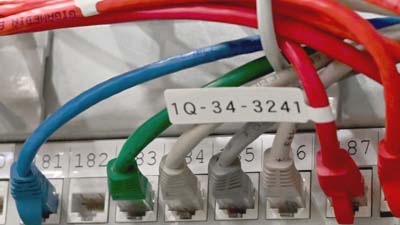 Una etiqueta Brady tipo bandera P hecha de polipropileno mate aplicada a un cable Ethernet Cat-5e.